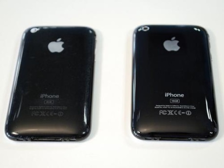 　Appleは米国時間6月19日、同社携帯端末「iPhone 3G S」を米国で発売開始した。ここでは、iFixitの協力を得て、iPhone 3G Sの分解フォトレポートを紹介する。

　iFixitは、「iPod」「iPhone」「Mac」などの修理に必要な部品、ツール、修理マニュアルを提供している。