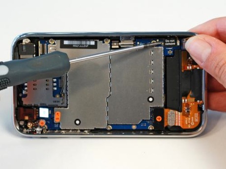 　メインロジックボード。ここには多くのものが詰め込まれている。

　Appleロゴがあるチップは、メインのサムスン製ARMプロセッサ。

　16Gバイトの東芝製フラッシュは基板表面のサムスン製ARMのすぐ下にある。