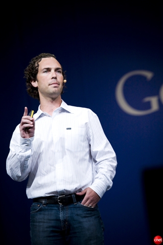 　Googleの会長兼最高経営責任者（CEO）であるEric Schmidt氏が米国時間5月27日、Google I/O 2009開幕の基調講演に登壇した。Schmidt氏は開発者らに対し、インターネットと全てのアプリケーションは今までよりも一層、連携することが可能になり、開発者らはそれを実現させる機会があると述べた。