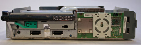 　HDMIポート（左下）、AVポート（左上）、USBポート（右上）、イーサネット（右下）。