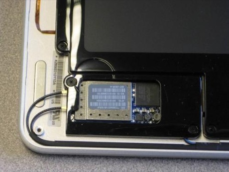 　MacBook Airに搭載されているバッテリ。平たい作りになっている。