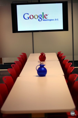 　ワシントンのGoogleオフィスには専属コックがいない。その代わり、地元のケータリング会社Rock Creek Cateringが写真の食堂で昼食を用意し、従業員たちはそれをビュッフェ形式で毎日、無料で楽しんでいる。この食堂は、よく知られるホワイトハウスの青々した芝生にちなんで、「South Lawn Cafe」と呼ばれている。最近訪問した際のメニューには、ハーブでマリネしたチキン、雑穀を使った料理、冬の緑の野菜、焼きたてのチョコチップクッキーなどがあった。Google関係者は、このクッキーはあっという間になくなったと教えてくれた。