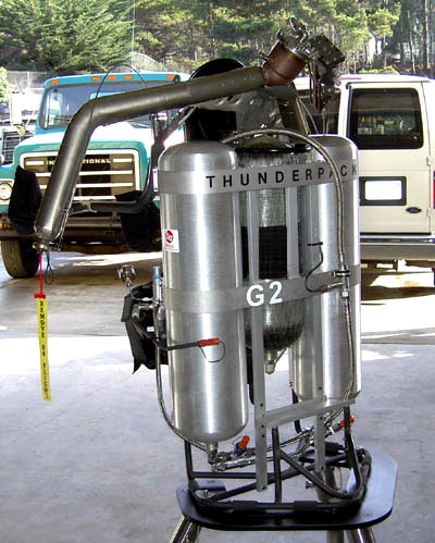 　重量約45kgの燃料入りのThunderpackを背負ってSuitor氏が離陸する。燃料としては、ディーゼルやメタノール、標準的な過酸化物のような炭化水素燃料に加え、特別製の過酸化水素である。