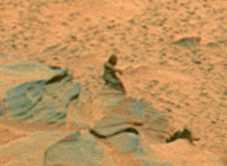 　ビッグフットやネッシーに続く発見かもしれない。火星探査車Spiritから送られてきた画像に興味深いモノが写っていた。下がその画像だ。まるで「人」のようではないか。この画像は、Spiritが米国時間2007年11月6日から9日にまで撮影したパノラマ写真の一部に含まれていた。