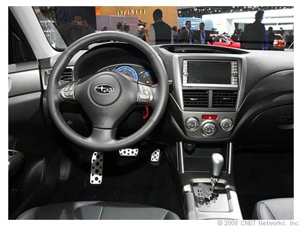 　2009年型スバルフォレスターのダッシュボード：以前のモデルにはなかったナビゲーションシステムが搭載されたのは実に喜ばしい。