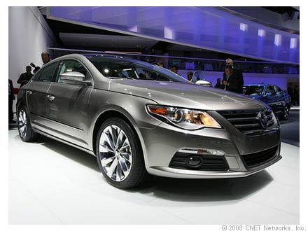 　Volkswagenの2009年型「Passat CC」：4ドアクーペに印象的なフォルムを採り入れたPassat CCは、Volkswagenのデザインの新たな方向性を示している。