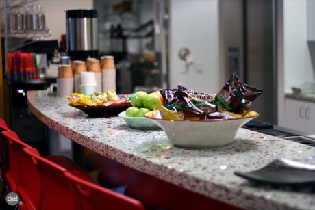 　Googleのワシントンオフィスの従業員は、カフェのキッチン（写真）やオフィスの一角にある別の小さなキッチンで、スナック類やエナジードリンク、ソーダ、エスプレッソを、勤務中いつでも、好きなだけ食べたり飲んだりできる。