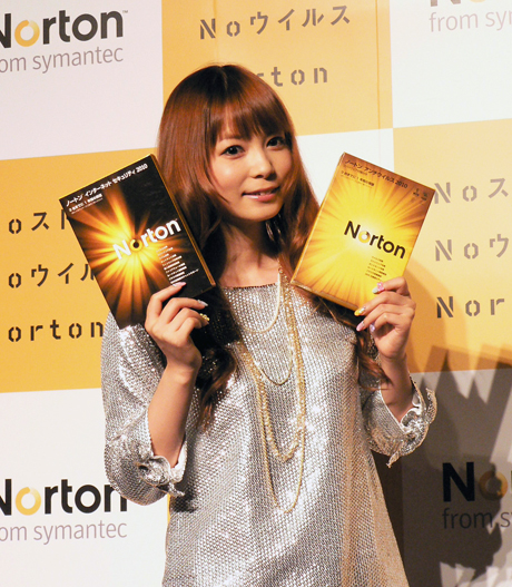 しょこたんの愛称で親しまれている中川翔子さん。ノートン製品のイメージキャラクターは2年目。昨年はノートンファイターとの競演を果たした。
