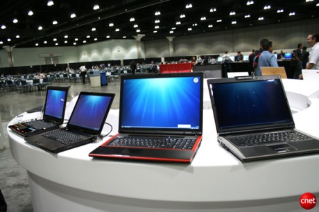 　Microsoftは米国時間11月5日、ロサンゼルスで開催のWindows Hardware Engineering Conference（WinHEC）でWindows Vistaの後継OSである「Windows 7」を搭載したノートPCを複数展示した。LenovoやMSI、ASUSなどのモデルが展示されている。全機能が搭載されるWindows 7のパブリックベータ版は、2009年初旬にリリースされる予定。マルチタッチ入力のサポートや新しいタスクバーが見込まれている。