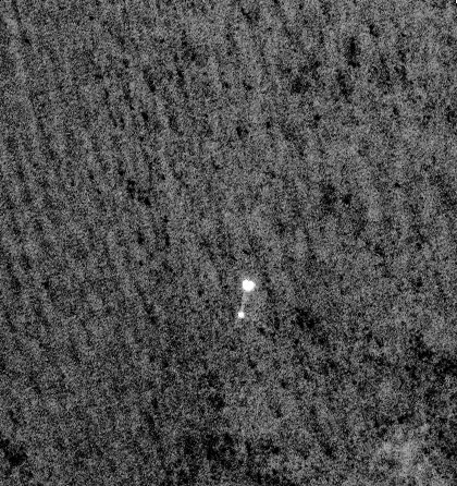 　Phoenixが地上にパラシュートで降下していく様子を分かりやすくするため、この画像では火星の地上が黒くなっている。