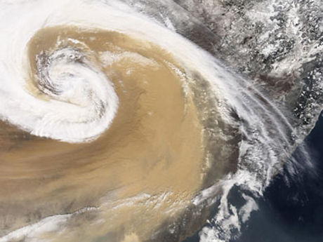 　NASAでは、災害の様子なども追っている。北米大陸上陸前に勢力を増すハリケーンKatrina。人工衛星GOES-12が2005年8月29日に撮影。