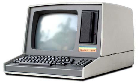 Texas Instruments TI-99/4

　当時1150ドルを払うと、「TI-99/4」コンソールとその当時で最大規模のコンピュータモニタが手に入った。コンソールは研磨された金属製の外装で覆われ、高級感が漂っている。モニタはまぎれもなくZenith製13インチカラーテレビであり、外観と動作をコンピュータモニタに近づけるために若干の変更が加えられている。