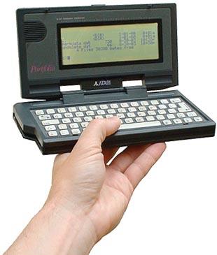 　世界初のポータブルカラーコンピュータである「SX-64」は「Commodore 64」（C64）のポータブル版として設計された。このマシンには5インチのカラーモニター、5.25インチのフロッピードライブ、電源が内蔵されている。

　重量は23ポンド（約10kg）と重かったが、非常に優秀で頑丈なシステムである。C64とほぼ100％互換性があり、すべてのカートリッジおよびフロッピーベースのプログラムが動く。唯一欠けているのがカセットポートだが、大きな影響はない。