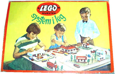 　LEGOセット314番の箱のふたの裏に描かれている絵柄。このセットには、車や列車に利用可能な複数の車輪が入っている。