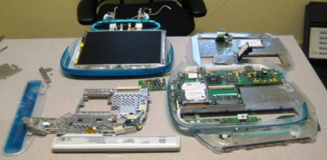 フォトレポート：クラムシェル型iBook G3を分解--革新的デザイン