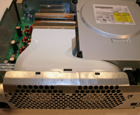 　DVDドライブ背面、そして、電源ケーブル（黒）とデータケーブル（白）。