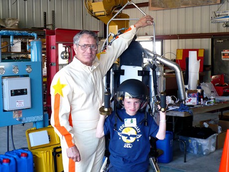 　テスト飛行に向け、Schneider氏とAmarena氏がThunderpackをSuitor氏に装着する作業をしている。もちろん命綱を繋ぐ。