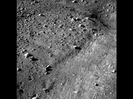　米航空宇宙局（NASA）の火星探査機Phoenixは、火星の北極圏に無事着陸し、地上の画像を地球へと送信した。着陸地点は、水分が豊富な永久凍土層で覆われていると考えられている。Phoenixは、ロボットアームで土壌を採取し、生物の化学成分が存在するかをテストする。

　Phoenixは、米太平洋夏時間5月25日4時53分に着陸し、ソーラパネルをひろげ、最初の画像を約2時間後に送信した。この疑似カラー画像は、Phoenix着陸地点周辺の画像となる。その他は、Phoenixから送られてきた未加工画像となる。