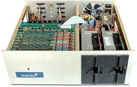 NorthStar Horizon（1/2）

　このコンピュータは1976年に「Kentucky Fried Computers」という名称でデビューしたが、Kentucky Fried Chickenから提訴されそうになったため名称を変更しなければならなかった。NorthStarの最初の製品はS-100コンピュータ用の浮動小数点計算ボードだった。この製品の後、同社は既存のコンピュータ向けの安価なフロッピーディスクシステムを開発した。この製品はすぐにフロッピードライブを内蔵したおそらく最初のコンピュータである「NorthStar Horizon」に発展した。