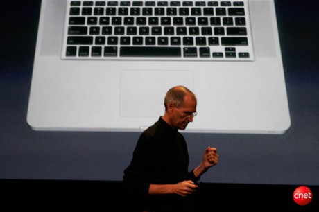 　Appleは米国時間10月14日、ノートブック関連イベントをカリフォルニア州クパチーノのApple本社で開催し、最高経営責任者（CEO）であるSteve Jobs氏が「MacBook」ラインアップの刷新を発表した。