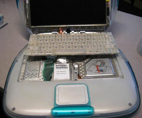 フォトレポート：クラムシェル型iBook G3を分解--革新的デザインの内部