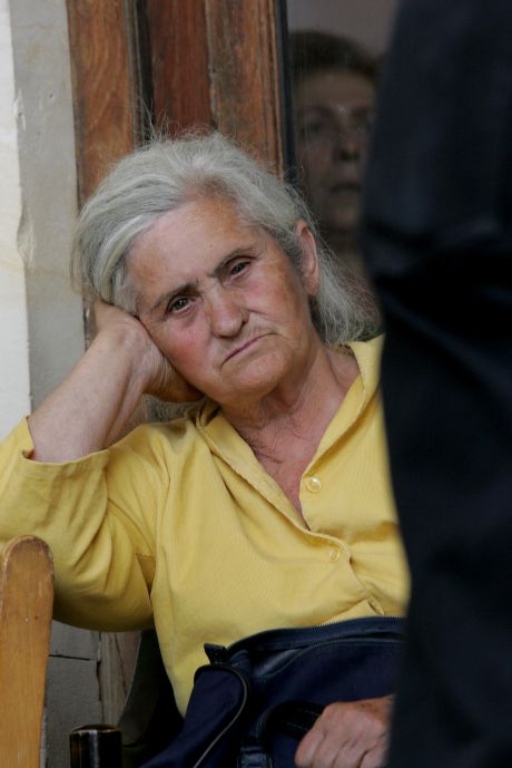 自宅が破壊され難民キャンプの申請を待つ老女。