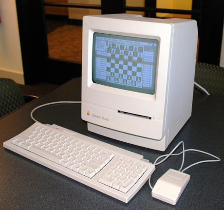 　専用のキャリーケースに収められてMac Classicが到着。ぴったりなこのケースはMac専用にデザインされたにちがいない。
