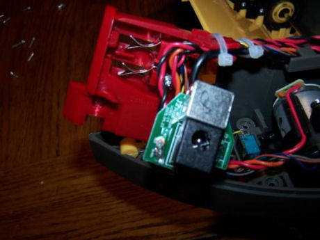 　黒い立方体は電源。銀色の部分はシリアルポートの側面で、Roombaをプログラムするときに利用する。