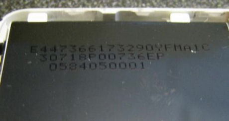 液晶ディスプイ部分の裏面には、複数の識別番号が記してある。