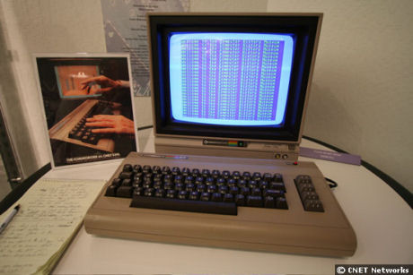 　Commodore 64の25周年を祝う会で発言するAl Acorn氏。Acorn氏はAtariのエンジニアで、ビデオゲーム「Pong」のデザイナーを務めた。