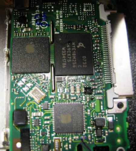 今回分解したiPodに搭載されている4GバイトのフラッシュメモリはHynix Semiconductor製だった。8GバイトのiPod nanoの内部画像を見たことがあるが、そちらはサムスン電子製のメモリを使っていた。おそらく、それぞれについていちばん良い条件を提示したメーカーを採用したのだろう。続いて、画像に赤い矢印で示してある6本のねじを外し、さらに奥を見ていく。