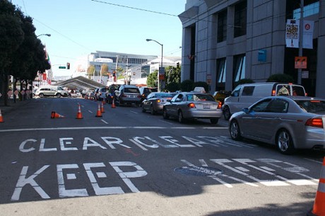 　サンフランシスコ警察は米国時間10月20日、ハワードストリートの交通規制で車を誘導するため出動した。この交通規制は10日間に渡り、近年では例のないことだという。