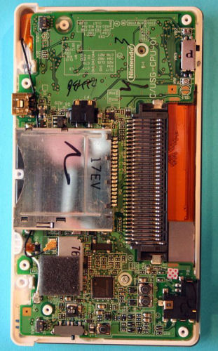 　これが、DS Liteの回路基板そのものだ（ケーブルをすべて外され、DS Lite本体から取り出された状態）。