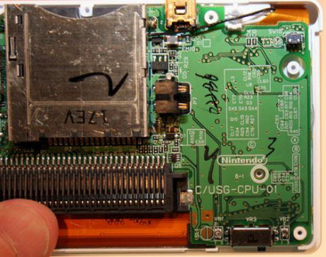　タッチスクリーン付き液晶ディスプレイと回路基板をつないでいるのは2本のフラットケーブルだ。フラットケーブルの1本は右上角に見える。もう1本はこの写真には写っていない。その代わりこの写真では、もう1本のケーブル(写真の右下)が、回路基板と本体の2つめのディスプレイとをつなげているのがわかる。