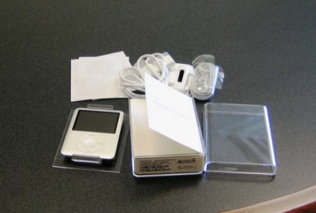iPod nanoには、イヤフォン、およびファイルの転送と充電に使うUSBケーブルが同梱されている。