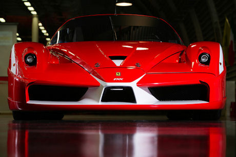 　Ferrariは現地時間10月28日、「Ferrari FXX Evoluzione」を披露した。同社はまた招待制のFXXプログラムを2009年まで延長することも明らかにした。このFXXプログラムとは、招待を受けた高い運転技術を持つ一部のフェラーリ顧客が、Ferrariの最新試作車を世界各国のテストコースでテストドライブすることを可能にする取り組みである。このプログラムへの参加費は250万ドル近くするとうわさされている。顧客はテストドライバーとして、Ferrari主催の特別な走行会でドライブすることができる。2008年〜2009年のシーズン中に、合計で6回の走行会が北米、欧州、アジアで開催され、最後はフェラーリの母国イタリアで開催される予定となっている。