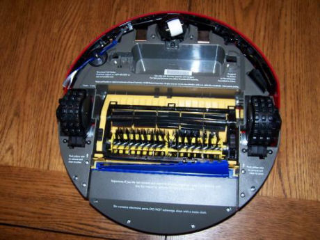 　Roombaの正面部分は、何かにぶつかったときにそれを感知することができる。正面を覆っている黒いプラスチック部分が内側に動くスイッチになっていて、何かにぶつかったらRoombaに知らせる仕組みとなっている。