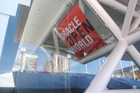 　Oracle OpenWorldの会場であるMoscone Convention Centerの窓にサンフランシスコにそびえるビル群が写り込んでいる。