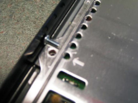 　マザーボードと冷却システムのシールドを固定している斜めの金具が2つ見えるが、マザーボード部分の上面には、その他にとくに見るべきものはない。マザーボードは逆さまの状態でシャーシに取り付けられており、そのため興味深い部品の大部分は裏側に隠れている。