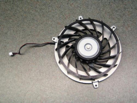 　標準的なPC用ファンと比べても、PS3のクーリングファンは巨大だ。