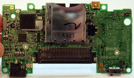 　これが、DS Liteの回路基板そのものだ（ケーブルをすべて外され、DS Lite本体から取り出された状態）。
