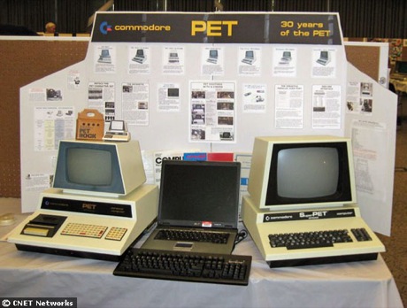 　カリフォルニア州ウッドサイド在住のTom Wilsonさんが持ってきたAtari製品のコレクション。Wilsonさんが持ってきたのは「Atari 800」「Atari 400」のほか、eBayで見つけたゲームなど。また、昔懐かしいテレビはZenithの1979年の製品。