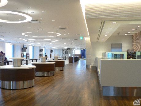 2月1日に社名を日本マイクロソフトへと変更し、東京都内に点在する拠点を品川に集約するマイクロソフト。同社は1月11日、報道陣を集め新オフィスの内覧会を開催した。引越もまだ始まっていない新オフィスはがらんとした状態だが、今回はその新オフィスをフォトレポートにて紹介しよう。

新オフィスは、32階建ての品川グランドセントラルタワーのうち19階から31階までで、現在の新宿本社、代田橋、赤坂、初台、霞が関のオフィスを統合する。総フロア面積は3万6800平方メートルで、統合前の各拠点のフロア面積の合計より約30％の拡大になるという。

顧客を迎え入れるフロアは30階と31階で、両フロアは中央の階段でつながっている。30階はコンシューマービジネスを、31階はエンタープライズビジネスをイメージしたフロアだ。まずは31階をのぞいてみよう。