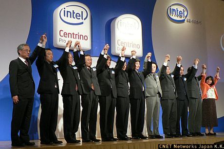 インテルは5月10日、最新のノートPC向けプラットフォーム「Centrino Duo」および「Centrino Pro」を紹介するイベント「新世代モバイル・コンピューティング・コンファレンス」を開催した。新プラットフォームとは、同社が11日に発表したコンシューマー向けの「Centrino Duo」とビジネスユーザー向けの「Centrino Pro」で、開発コード名「Santa Rosa」としていたものだ。インテル 代表取締役共同社長の吉田和正氏は、「これまでのCentrinoは、無線LAN機能、長時間のバッテリー持続時間、薄型軽量の筐体デザイン、高パフォーマンスという4つの利点を提供してきたが、新世代のプラットフォームはビジネス用途に最適なセキュリティと管理機能を追加した」と説明した。