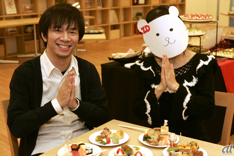 「わーい！ ようやく夢にまで見たnaoyaさんとのデートが実現するのね！ いただきまーす！ あ、naoyaさんをいただきますって意味じゃないわよ、まずはお料理をいただきますって意味よ」「……えーっと。おいしそうな料理だね。いただきます」