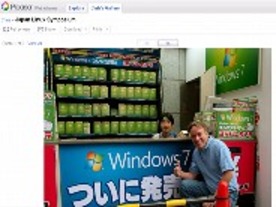 L・トーバルズ氏が敵状視察？--ヨドバシの「Windows 7」売り場でポーズ