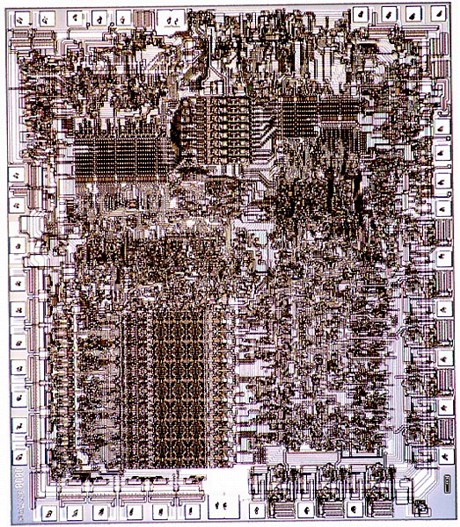 　「8080」マイクロプロセッサが登場した1974年が、マイクロプロセッサの飛躍のときだったとする意見は多い。8080では命令セットがより複雑になったばかりでなく、40ピンパッケージになったのだ。この2つのイノベーションはチップの能力を大幅に拡大した。8080は、世界初のパソコン「Altair」の頭脳に使われた。売価395ドル、ホビーユーザー向けの組立キットのAltairは、テレビ番組「スタートレック」の宇宙船エンタープライズ号が向かう目的地にちなんで名付けられたと言われている。Altairは何万台も売れ、Intelによると、PCの販売で受注残を記録したのは、このときが史上初だという。