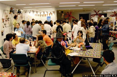 実はデルでは、ハロウィーンパーティーだけじゃなく、毎月1回社員のコミュニケーションを図るためにこのフリースペースでお茶会を開いているんですって。ハロウィーンパーティーは去年も開催したそうよ。