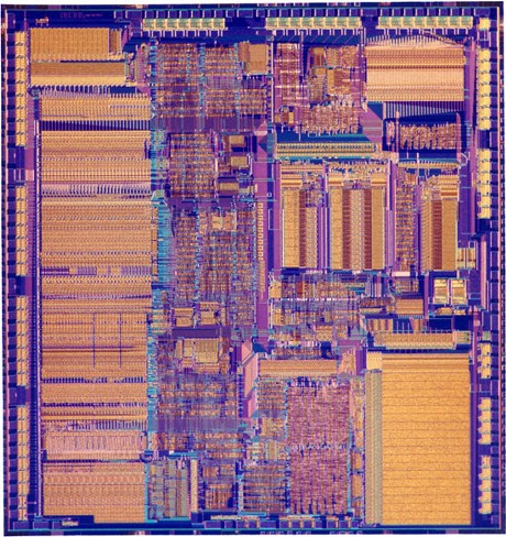 　1985年、Intelは次世代の「386」マイクロプロセッサを発表した。これは、それまでのアーキテクチャである286から大きく飛躍するものだった。386には27万5000個ものトランジスタが集積されている。これは最初の4004チップの約100倍相当だ。386は、32ビットチップで「マルチタスクの処理」が可能だった。つまり、複数のプログラムを同時に実行できるということだ。精巧さを増した386のおかげで、Compaq Computerのような互換機メーカーがIBMからマーケットシェアを奪いはじめた。IBMは、Intelの新技術採用になかなか腰をあげなかった。