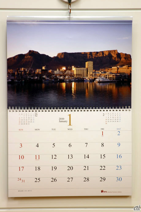 　日本コンピュウェアは、昨年同様、日ごとのマス目の中にも罫線が引かれた卓上カレンダー。カレンダーへのメモもきっちり書き込みたい几帳面なあなた向け。